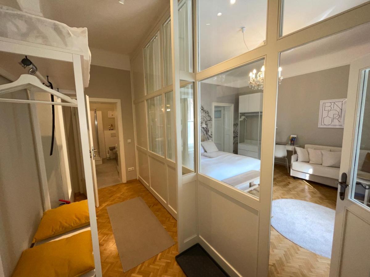 White Flat By Grazrentals With Cool Location & Free Parking Bagian luar foto