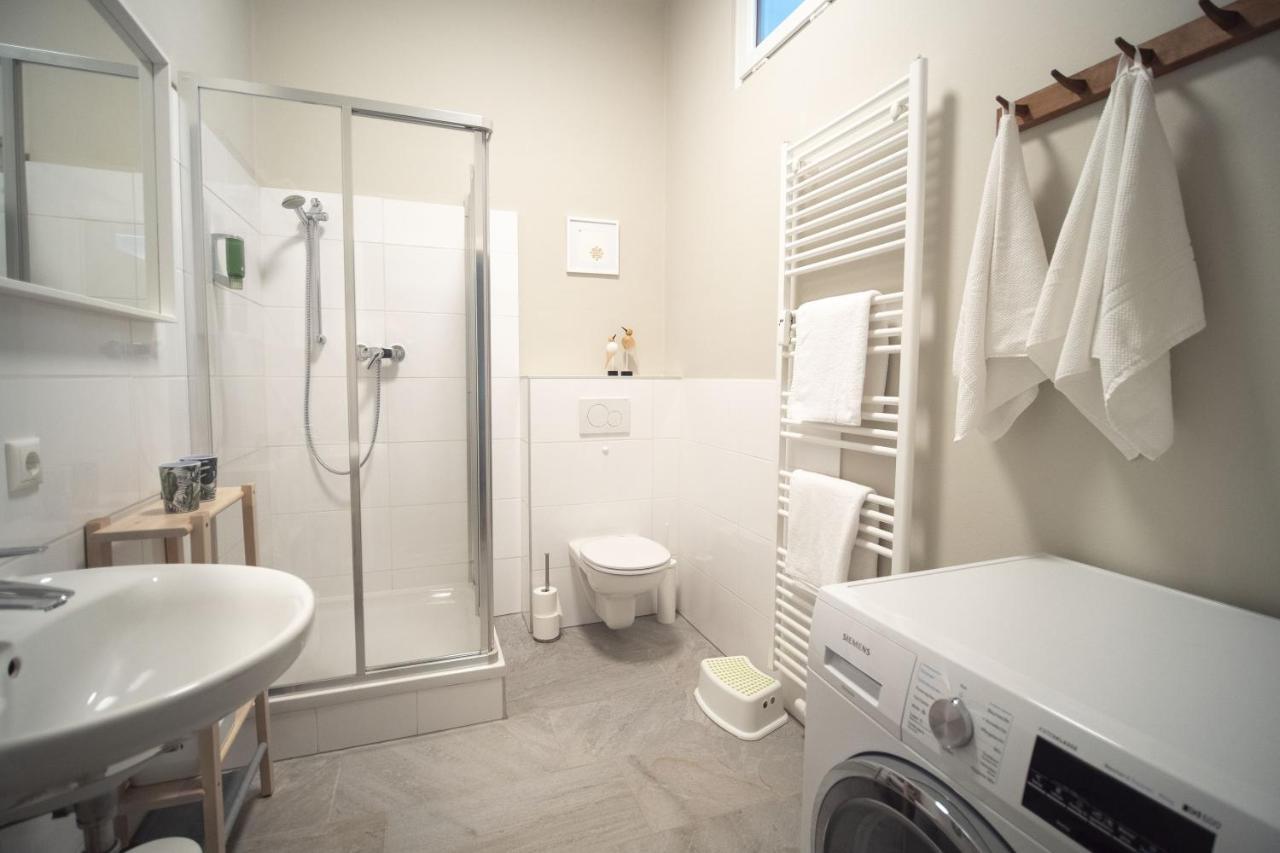 White Flat By Grazrentals With Cool Location & Free Parking Bagian luar foto