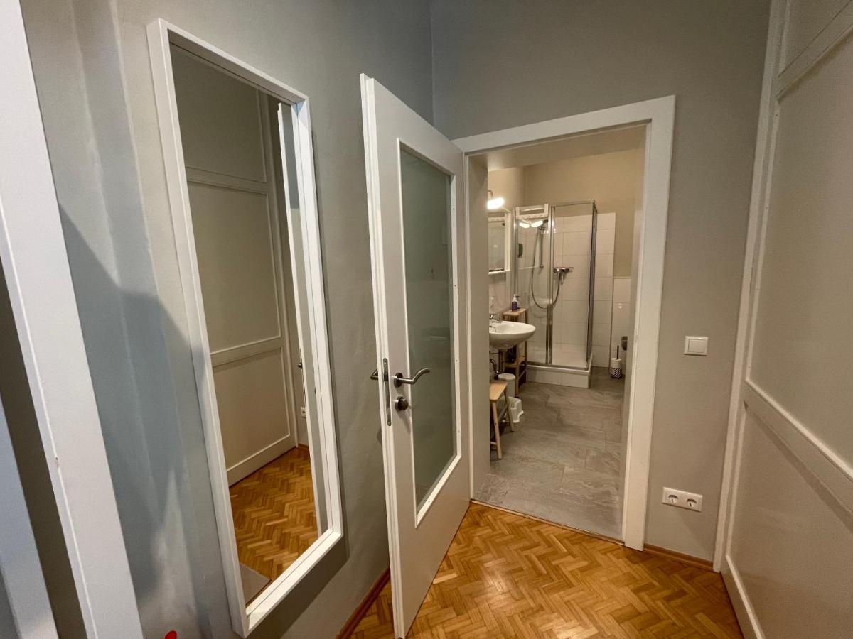 White Flat By Grazrentals With Cool Location & Free Parking Bagian luar foto