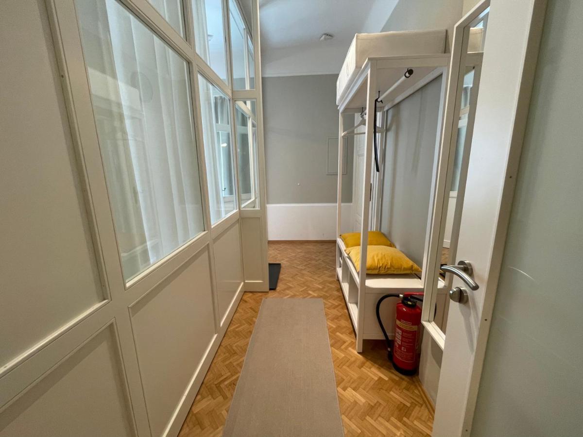 White Flat By Grazrentals With Cool Location & Free Parking Bagian luar foto