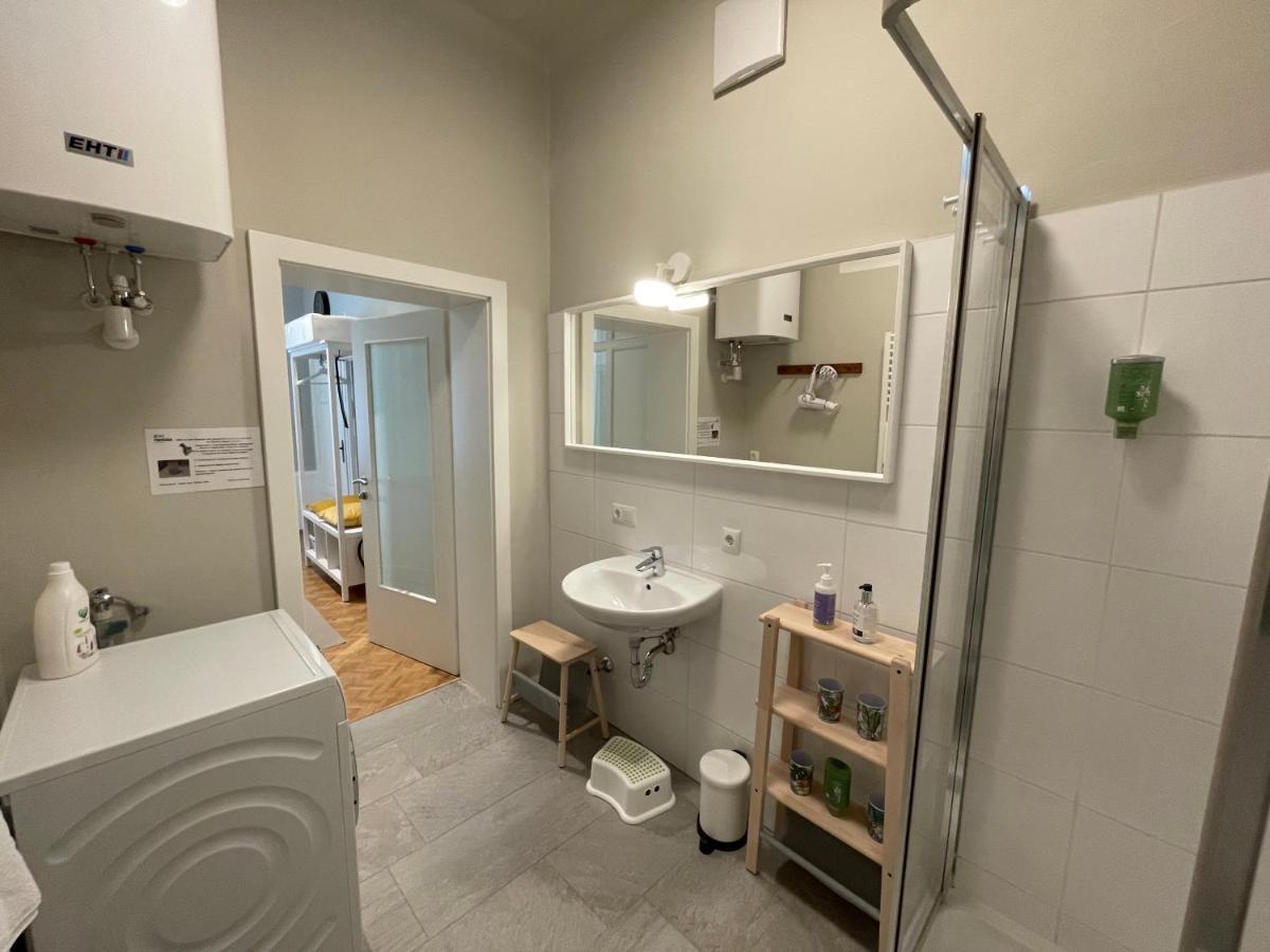 White Flat By Grazrentals With Cool Location & Free Parking Bagian luar foto