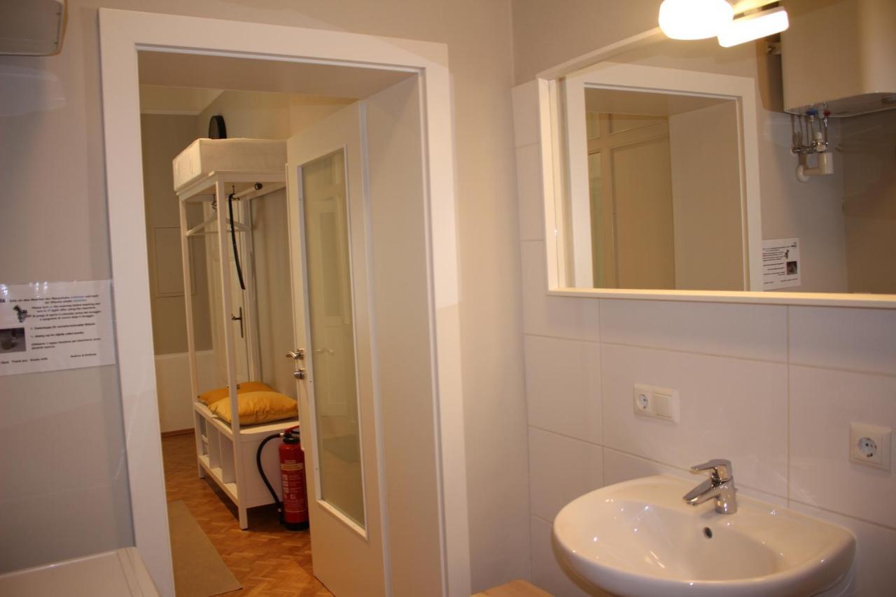 White Flat By Grazrentals With Cool Location & Free Parking Bagian luar foto