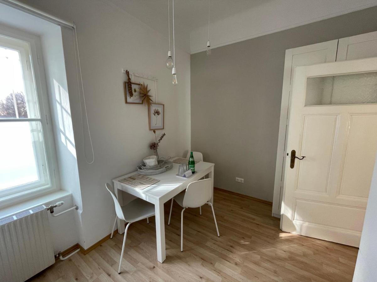White Flat By Grazrentals With Cool Location & Free Parking Bagian luar foto