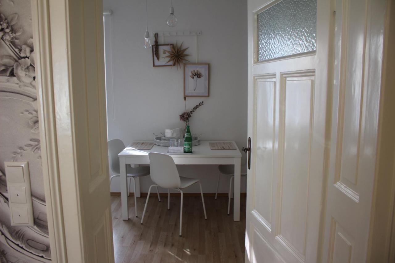 White Flat By Grazrentals With Cool Location & Free Parking Bagian luar foto